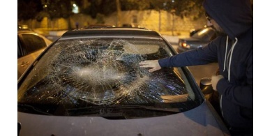 مستوطنون يحطمون 30 مركبه ويغلقون شارع نابلس جنين