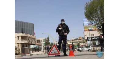 الشرطة والأجهزة الأمنية تغلق 65 محل تجاري لعدم التزامهم بقرار الاغلاق في الخليل