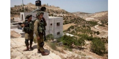 الاحتلال يخطر بوقف البناء في منزلين مأهولين ببلدة الخضر