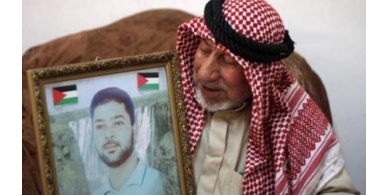 وفاة والد الأسير خليل براقعة المحكوم بالسجن المؤبد 20 مرة ﻿