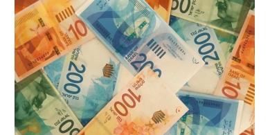 ارزيقات يتهم البنوك بسرقة 48 مليون شيكل من الموظفين منذ بدء الجائحة ﻿