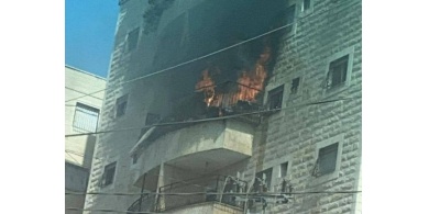 صور.. حريق كبير بأحد مباني مخيم شعفاط بالقدس وإصابة خمسة أشخاص
