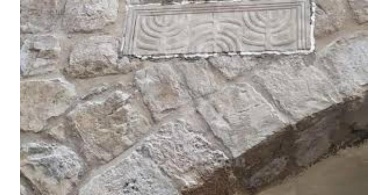 مستوطنون يثبتون حجرا يحمل كتابات عبرية في بالخليل