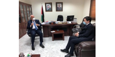 عريقات يطلع القنصل اليوناني على آخر المستجدات السياسية في فلسطين
