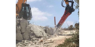 الإحتلال يهدم بركسات في طولكرم