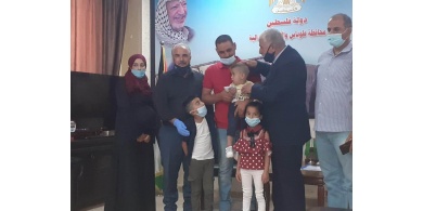 مكرمة رئاسية لمواطن من طمون أطلق على مولده اسم "محمود عباس"