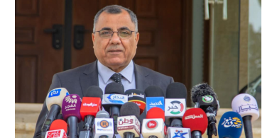الحكومة تعلن السماح بفتح المحال التجارية ومختلف الانشطة الاقتصادية يومي الجمعة والسبت واقامة صلاة الجمعة في الساحات العامة
