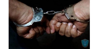 جنين: الأمن يقبض على شخص متهم بقضايا إطلاق نار ويضبط ذخيرة وقنبلة داخل منزله