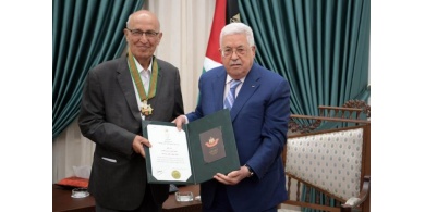 الرئيس يقلد شعث النجمة الكبرى من وسام القدس