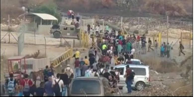 صور وفيديو| مئات العائلات الفلسطينية تتجه إلى الداخل المحتل عبر فتحات جدار الضم والتوسع العنصري