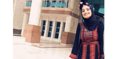 شاهد: فتاة غزية تتعرض للضرب على يد أخيها.. فتشتكيه للشرطة وتُصور كدماتها عبر (فيسبوك)