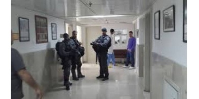 الاحتلال يقتحم مستشفى المقاصد في القدس ويلقي قنابل الغاز