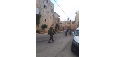 الاحتلال يلتقط صورا لأبنية قديمة أثرية في بلدة كفر الديك