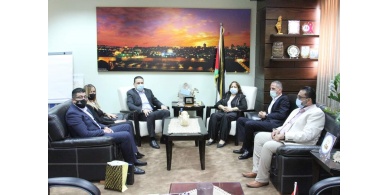 د. الكيلة تشيد بتبرع شركة غرغور التجارية بسيارة لوزارة الصحة