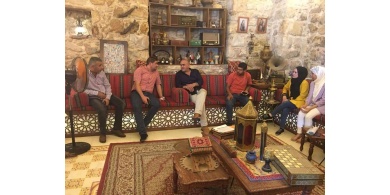 محافظ جنين يشيد بجهود الحثناوي لترسيخه جزء مهم من التاريخ الفلسطيني داخل"بيت زمان"