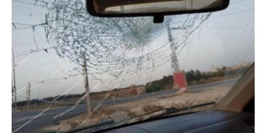 إصابة مواطن في اعتداء للمستوطنين على مركبته جنوب نابلس