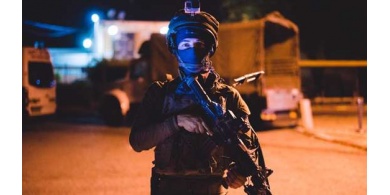 الإحتلال يواصل إقتحام قرية زبوبا غرب جنين وسط إطلاق القنابل وترويع المواطنين