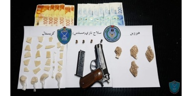 تاجر مخدرات يعترف للشرطة بمزيد من المخدرات وسلاح ناري في رام الله ﻿