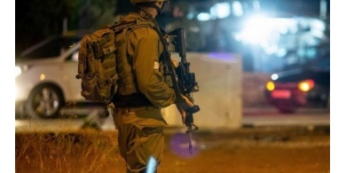الاحتلال يعتقل 12 مواطنا من الضفة والقدس