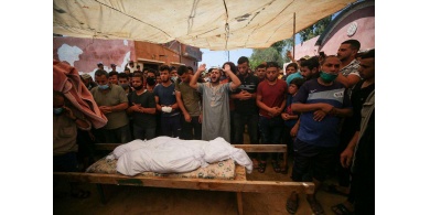 غزة تشيّع جثامين الأشقاء الثلاثة الذين احترقوا داخل منزلهم