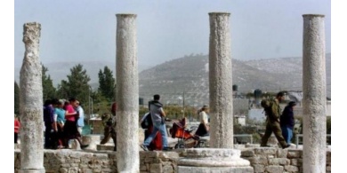 عشرات المستوطنين يقتحمون الموقع الأثري في سبسطية