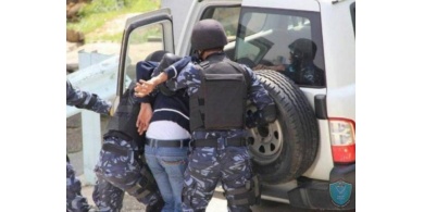 الشرطة تقبض على مطلوب صادر بحقه17مذكرة قضائية بمبلغ تسعمائة ألف شيكل في قلقيلية