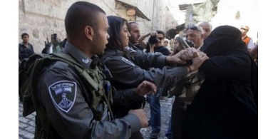 الاحتلال يعتقل سيدة وشابا من القدس بعد التنكيل بهما