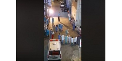 شاهد: أطباء من غزة يتحدون فيروس (كورونا) بالدبكة الفلسطينية بأحد المستشفيات