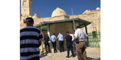 الاحتلال يبعد أربعة موظفي أوقاف عن المسجد الأقصى