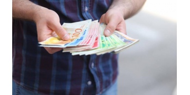 تفاصيل صرف 700 شيكل لـ68 ألف عامل