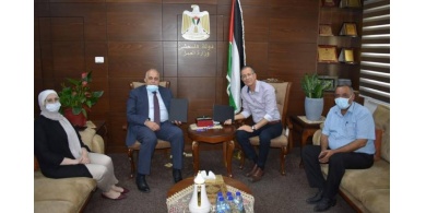 وزير العمل يوقع اتفاقية تهدف إلى تحصيل حقوق العمال الفلسطينيين في الداخل