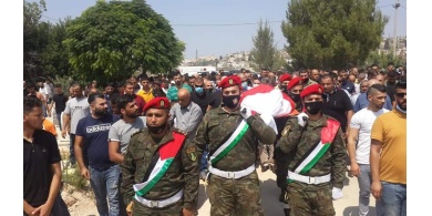 بمراسم عسكرية&hellip;جماهير غفيرة تشيع جثمان النقيب الشمالي في بلدة كفرراعي جنوب جنين
