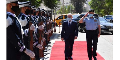 اشتية يشيد بجهود الشرطة في مكافحة "كورونا"