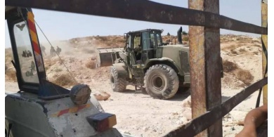 الاحتلال يغلق مداخل الطرق في مسافر يطا بالسواتر الترابية