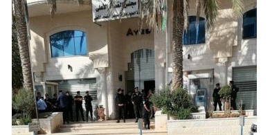 نقابة المحامين تقرر تعليق العمل غدا أمام المحاكم احتجاجا على أحداث أمس أمام مجمع محاكم رام الله ﻿