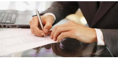 وزارة الصحة توقف موظفا عن العمل وتحيله للتحقيق لهذا السبب