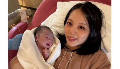 لماذا أثارت صورة أم يابانية مع مولودها السابع كل هذا الاهتمام؟