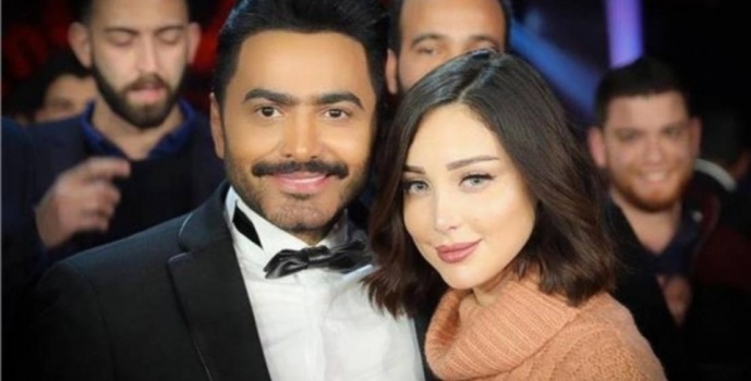 فيديو- تامر حسني ينفعل على معجب اقترب من زوجته
