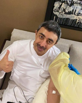 عبد الله بن زايد يتلقى لقاح كورونا تمهيدا لتعميمه في الإمارات