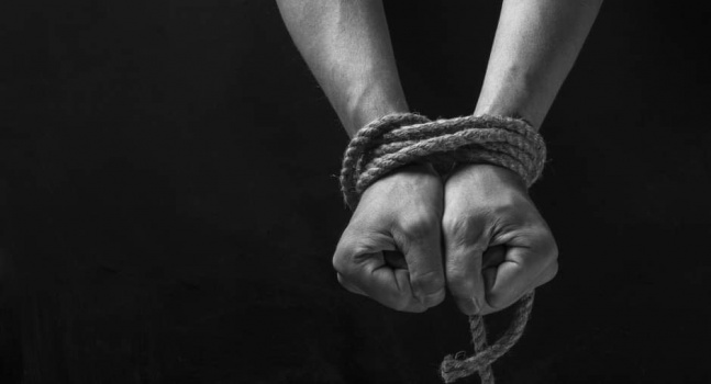 القبض على فتى هدد طفلة بالإختطاف وابتزها مالياً في جنين