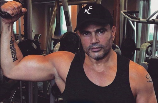 عمرو دياب..حيّل التصابي لم تعد تجدِ نفعاً مع المغني الذي لا يشيخ