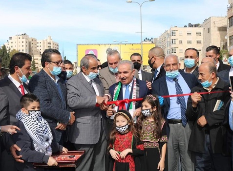 اشتية يفتتح شارع قلنديا – القدس بقيمة 4.5 مليون شيكل