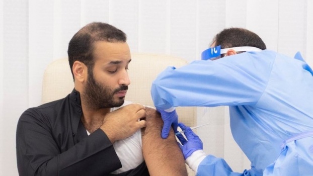 ولي العهد السعودي محمد بن سلمان يتلقى لقاح كورونا