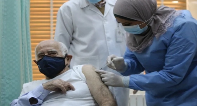 أول أردني يتلقى لقاح فيروس كورونا