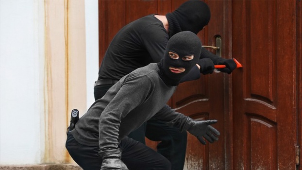 لصوص يسرقون مبالغ مالية ومصاغ ذهبي من داخل منزل وملحمة غرب جنين