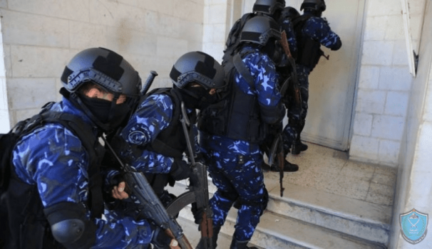 الشرطة تقبض على 4 مطلوبين مشتبه باشتراكهم بجريمة قتل