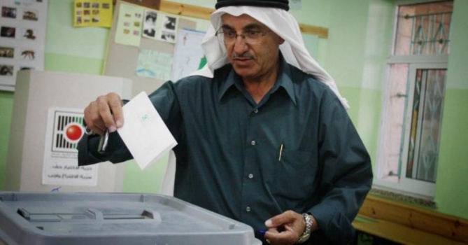 لجنة الانتخابات المركزية: حملة الهوية الزرقاء المقيمين داخل القدس يحق لهم الاقتراع والترشح دون اشتراط تسجيلهم