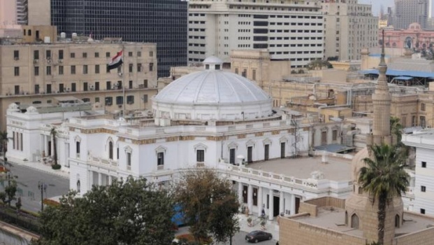 فتاة مصرية تحل مكان والدها البرلماني في مجلس النواب