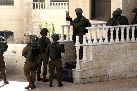 من بينها منزل رئيس المجلس..الاحتلال يداهم منازل في برطعة غرب جنين