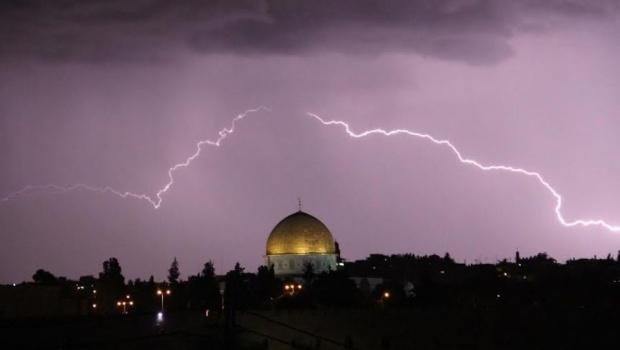تطورات المنخفض الجوي الذي يضرب فلسطين مساء اليوم
